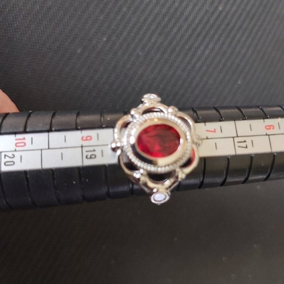 Silver tone, ruby colored stone ornate ring - Picture 4 of 4